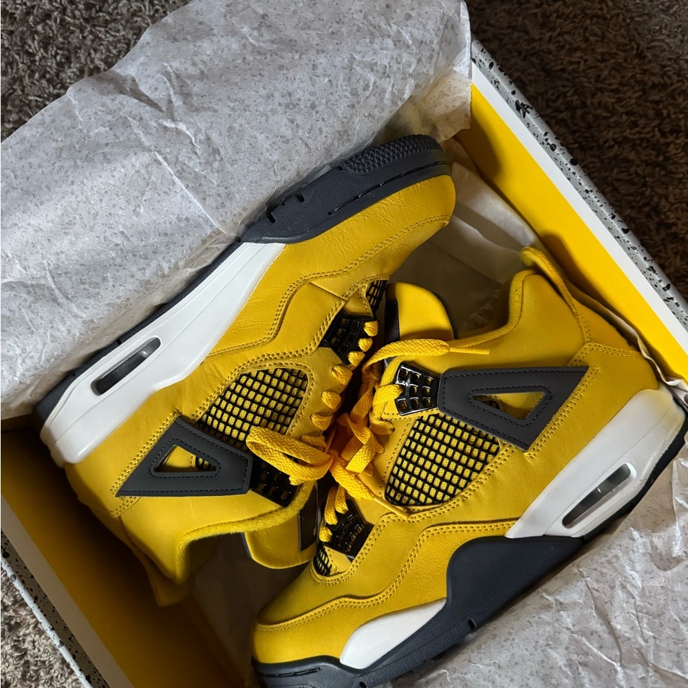 Jordan Retro 4 Lightning